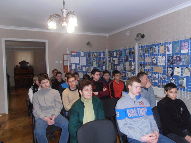 kar1703.jpg (77980 bytes)